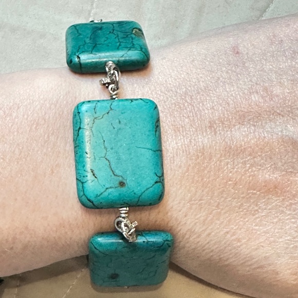 Green Howlite & silver toggle bracelet.  Large rectangular stones. - Picture 10 of 16